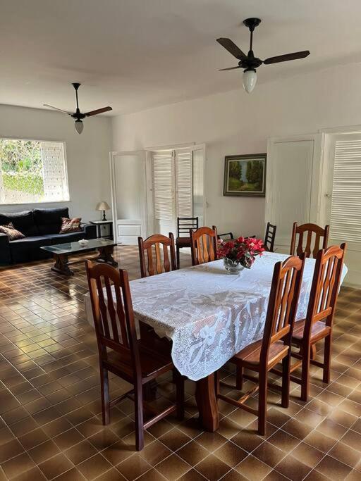 CASA EM FRENTE A LAGOA DE ARARUAMA - no CENTRO - 3 QUARTOS E 3 BANHEIROS