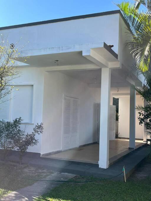 CASA EM FRENTE A LAGOA DE ARARUAMA - no CENTRO - 3 QUARTOS E 3 BANHEIROS