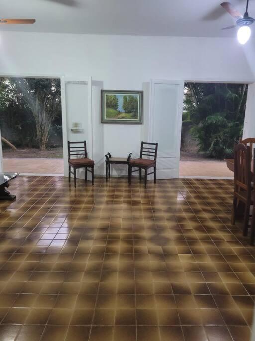 CASA EM FRENTE A LAGOA DE ARARUAMA - no CENTRO - 3 QUARTOS E 3 BANHEIROS