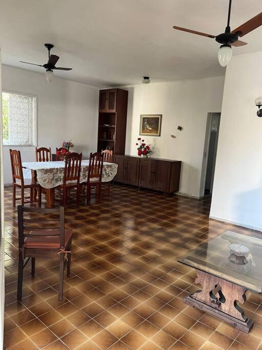 CASA EM FRENTE A LAGOA DE ARARUAMA - no CENTRO - 3 QUARTOS E 3 BANHEIROS