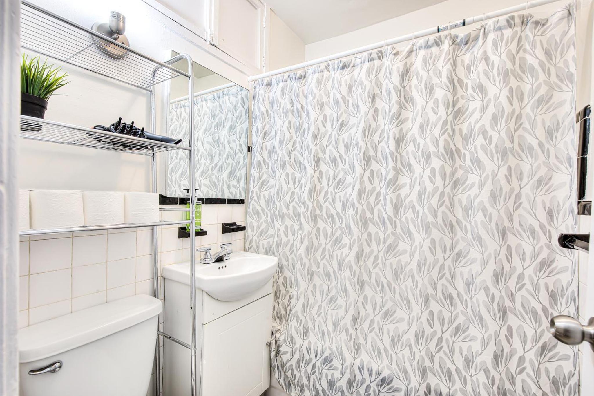 Plateau Escape & Nightlife Adventures! Downtown Super Value! Full 1BR Apartments