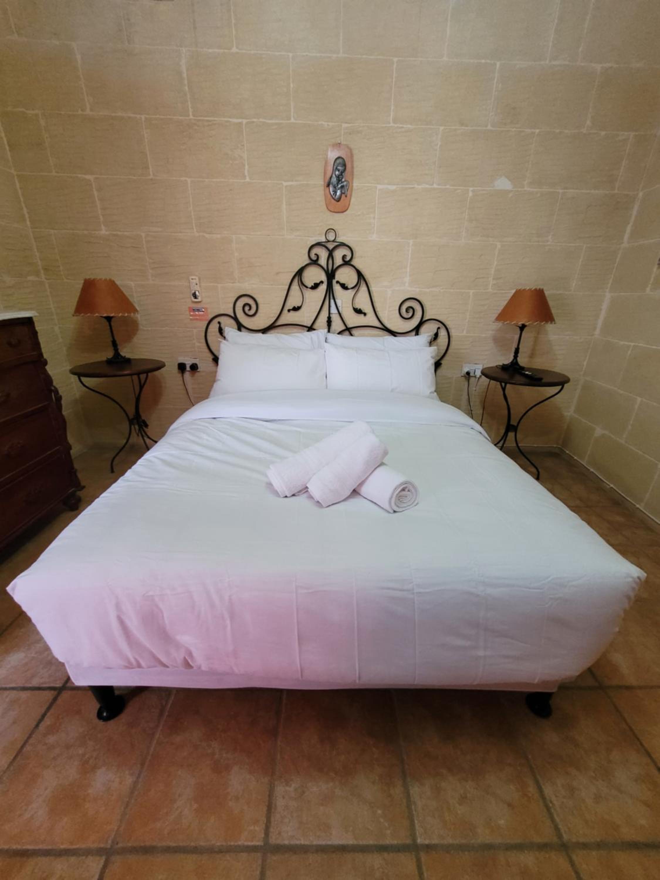 UNDER NEW MANAGEMENT! Sant Antnin Luxurious Farmhouse Villa With Pool Sannat Near Victoria Gozo Family Friends Couples Views Balcony Roof Terrace Romantic  photo 2
