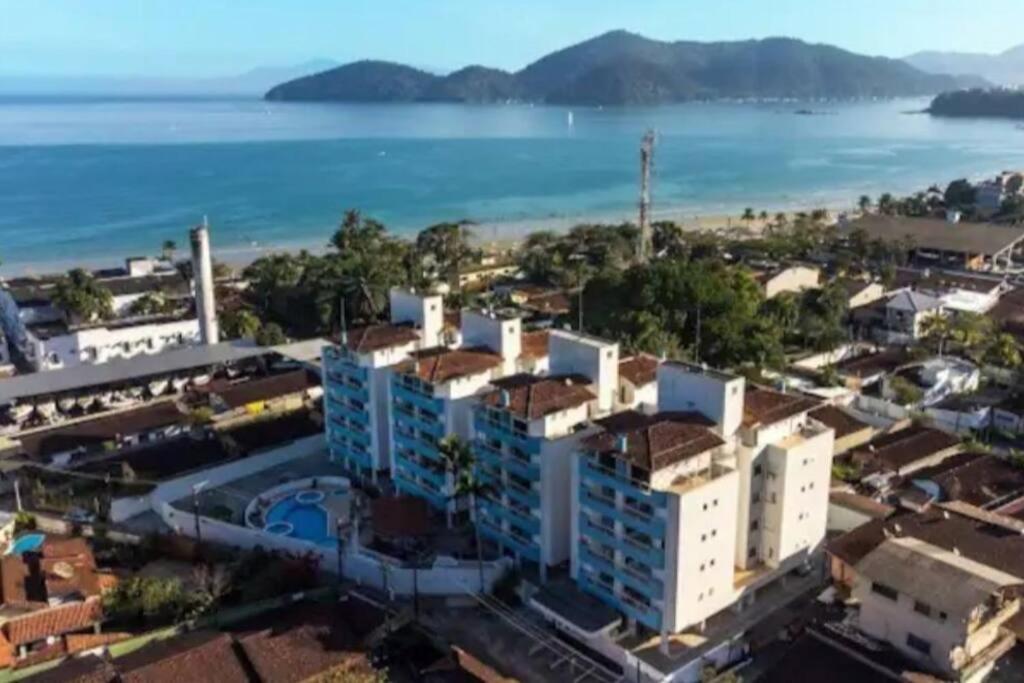 Apartamento 23A para 6 pessoas com Piscina e Churrasqueira no Cond Torremolinos Beach a 80m para Pé na areia na Praia da Enseada Ubatuba