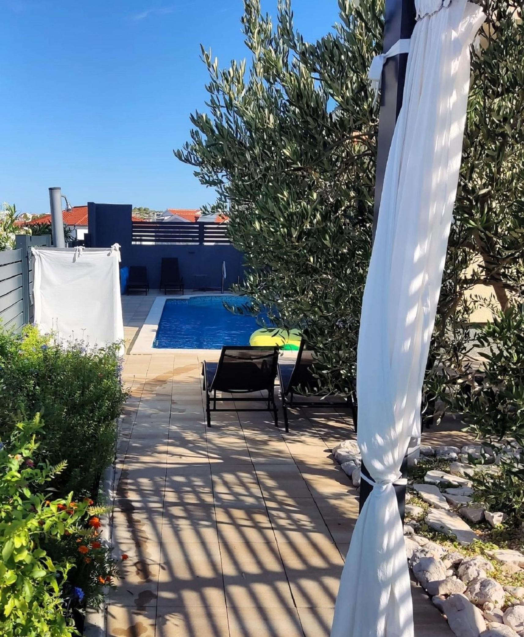 MY DALMATIA - Sea view apartment Roza with shared swimming pool