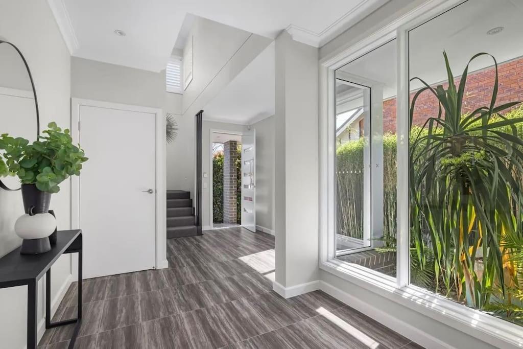 Quite Luxurious House with Pool 220m to Railway Station