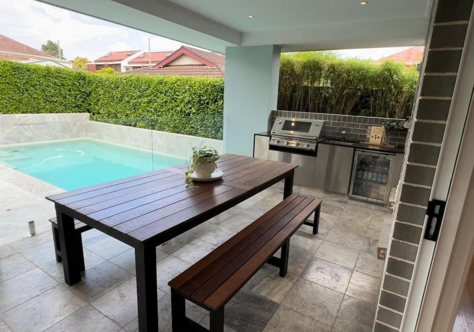 Quite Luxurious House with Pool 220m to Railway Station