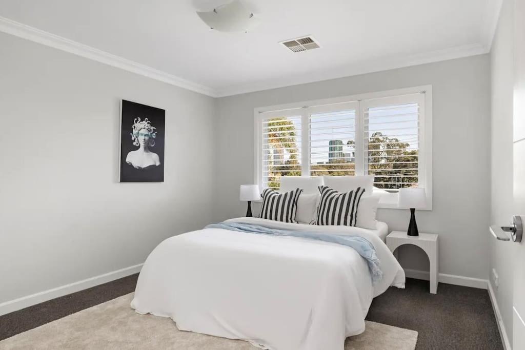 Quite Luxurious House with Pool 220m to Railway Station