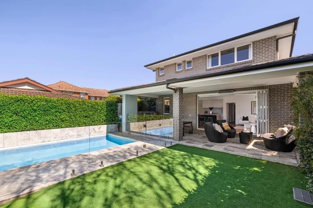 Quite Luxurious House with Pool 220m to Railway Station