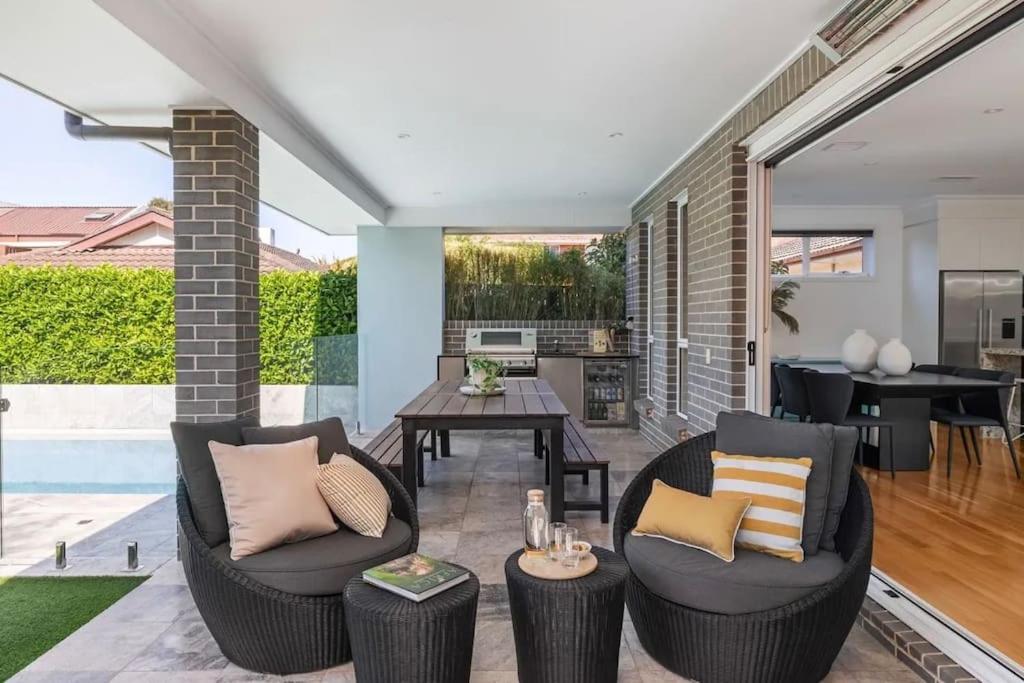 Quite Luxurious House with Pool 220m to Railway Station