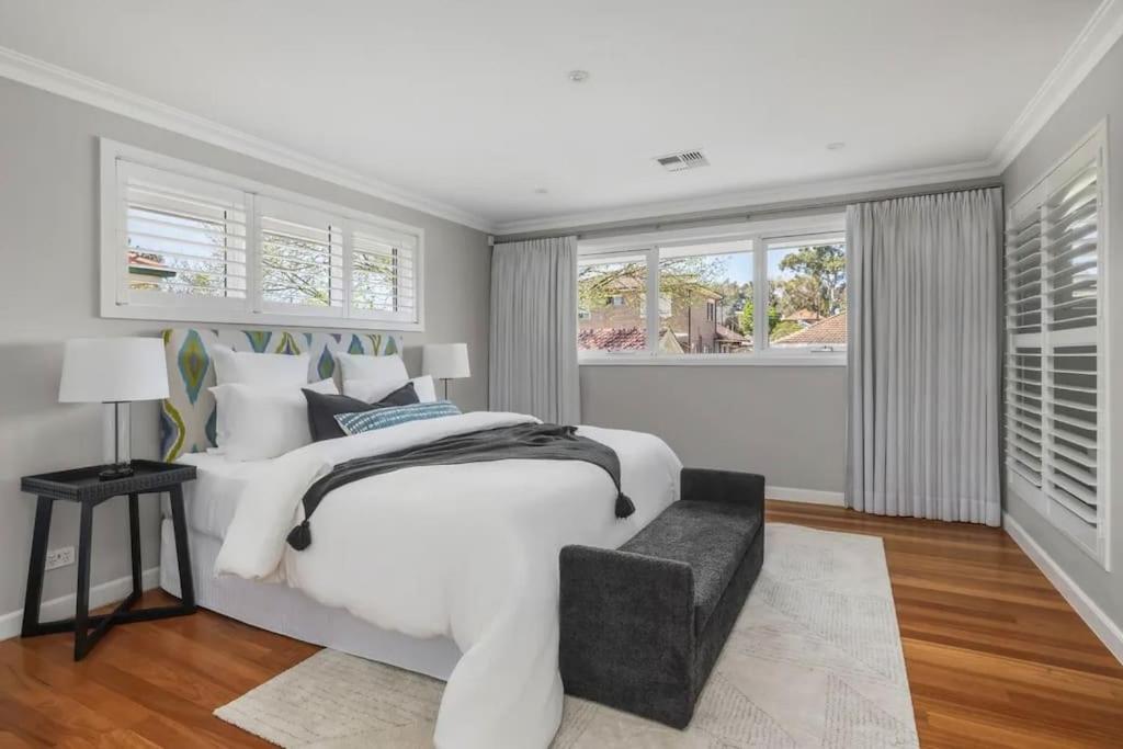 Quite Luxurious House with Pool 220m to Railway Station