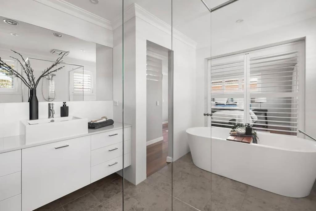 Quite Luxurious House with Pool 220m to Railway Station