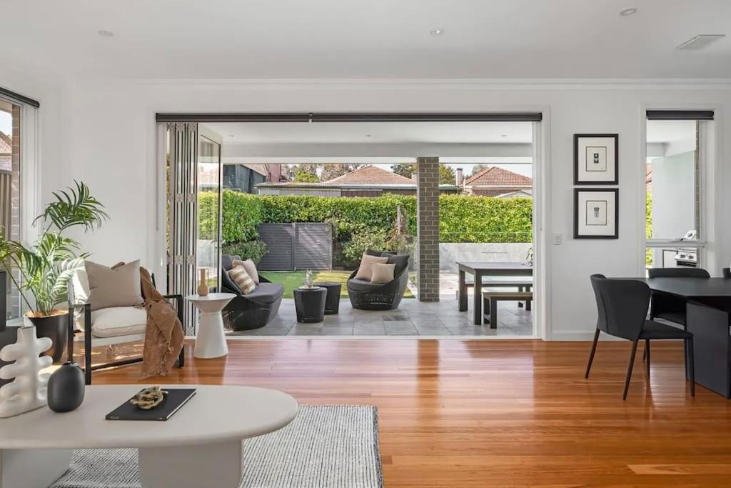Quite Luxurious House with Pool 220m to Railway Station
