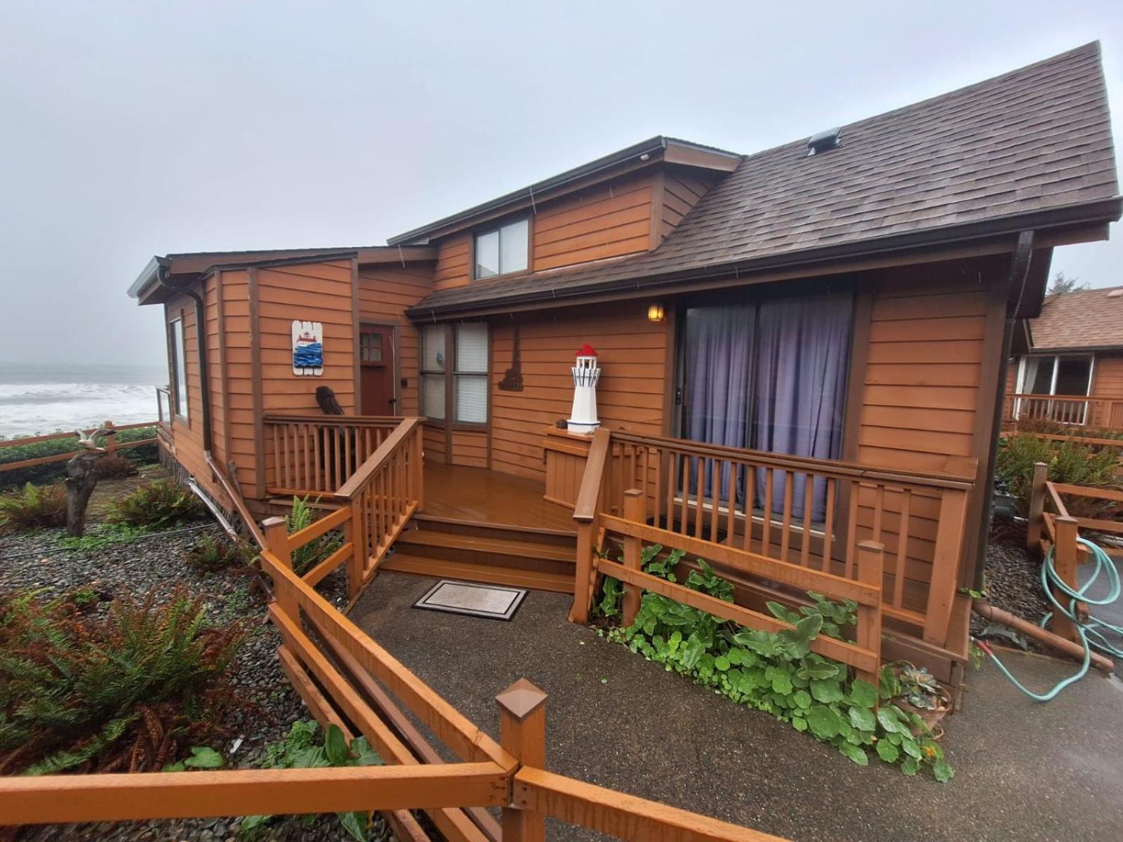 Luxurious Oceanfront Cabin 7 Getaway w Hot Tub view 4