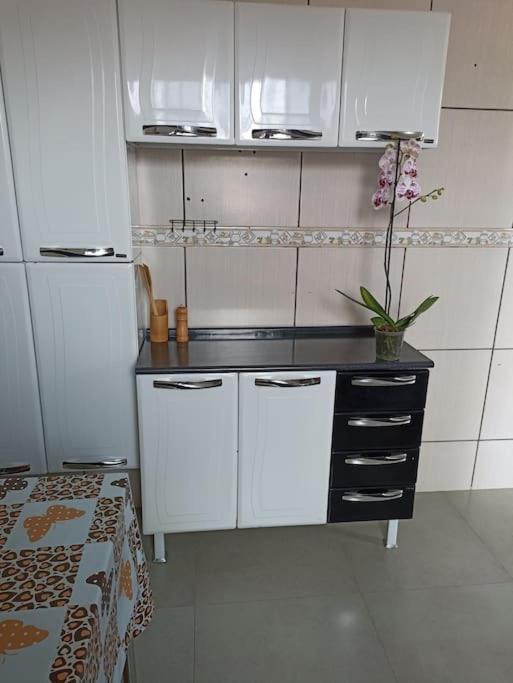 Casa com 2 quartos, ar e garagem!