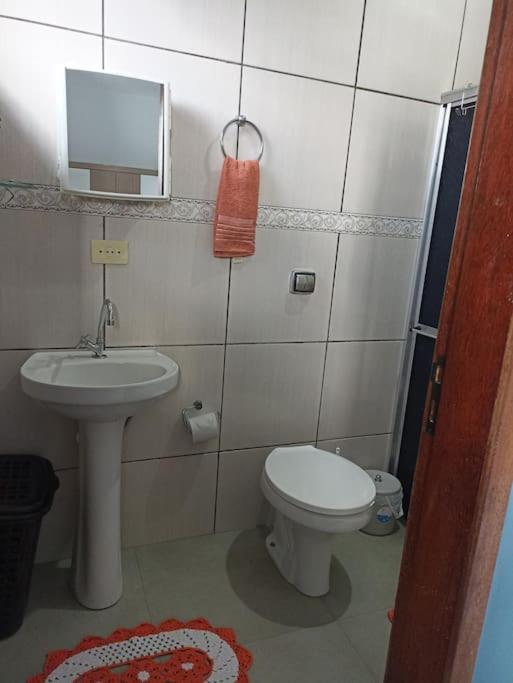 Casa com 2 quartos, ar e garagem!