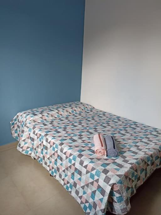 Casa com 2 quartos, ar e garagem!
