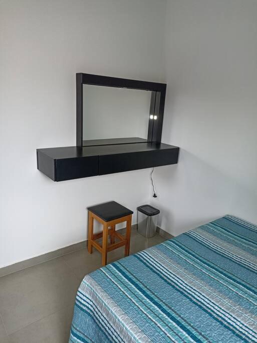 Casa com 2 quartos, ar e garagem!
