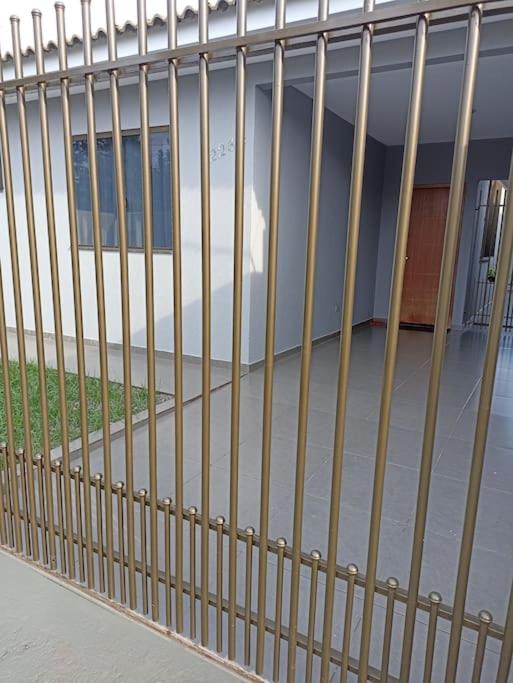 Casa com 2 quartos, ar e garagem!