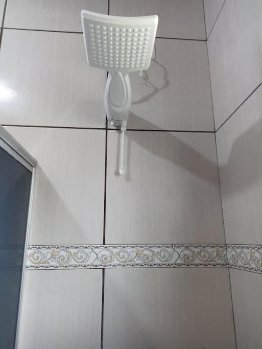 Casa com 2 quartos, ar e garagem!