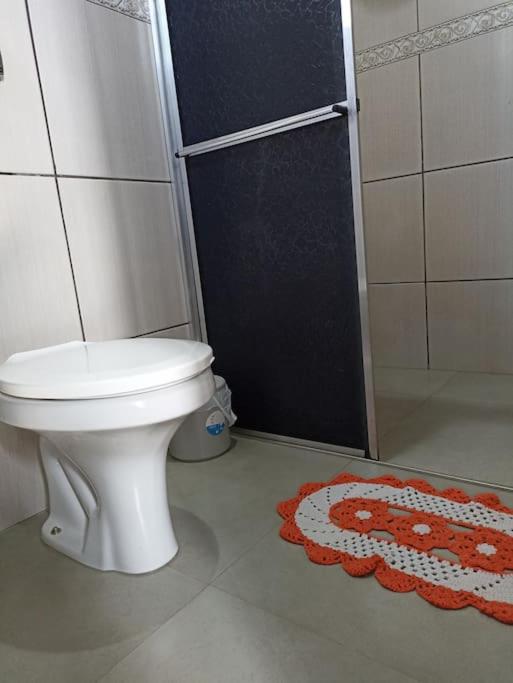 Casa com 2 quartos, ar e garagem!
