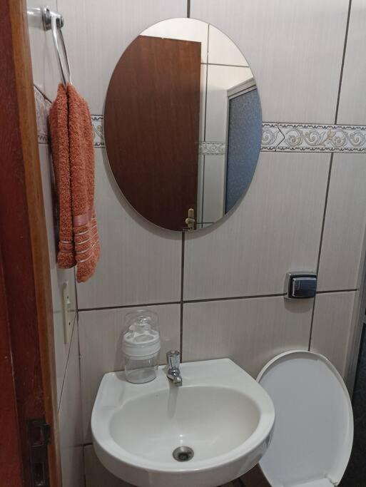Casa com 2 quartos, ar e garagem!