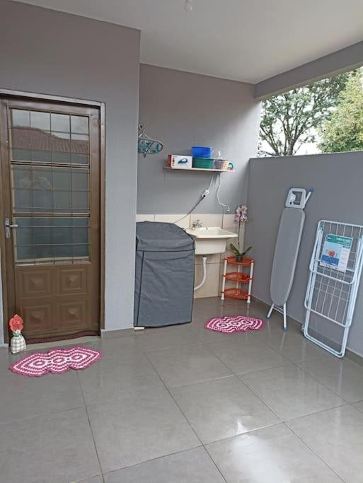 Casa com 2 quartos, ar e garagem!