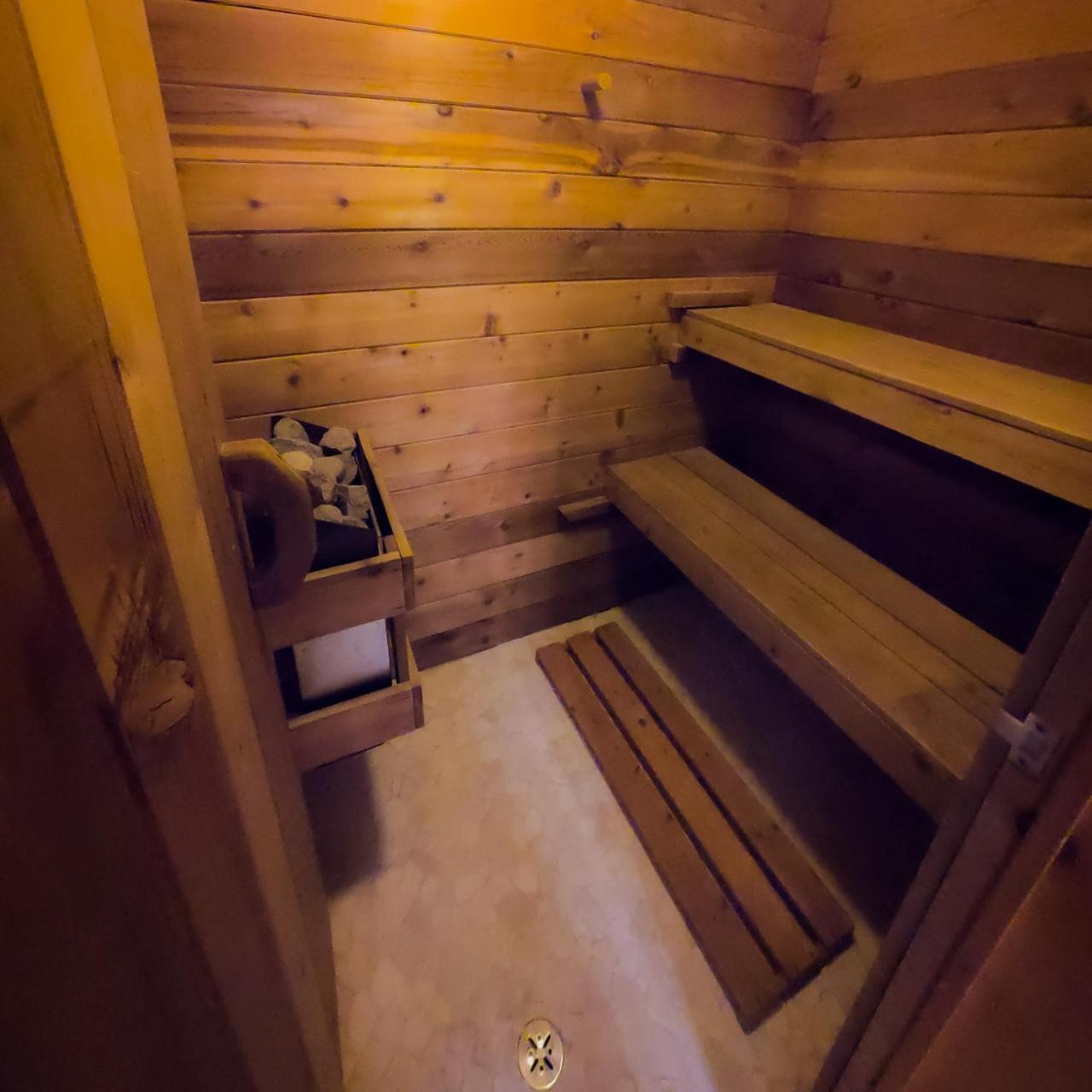 Riverside Retreat with Sauna & Hot Tub in Elora