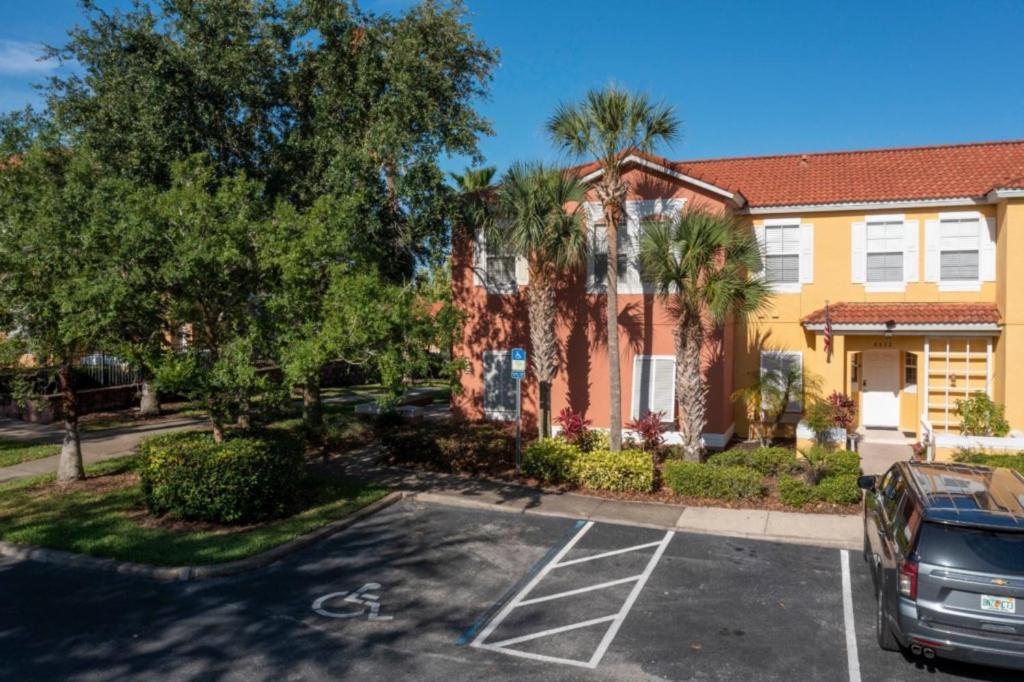 4-Bedroom Bay Lilly Townhouse W Pool view 5
