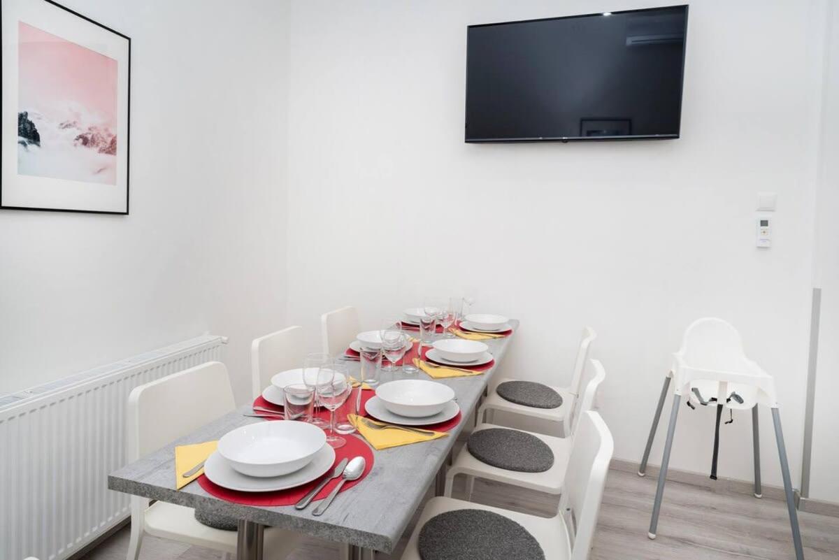 Very central extra large brand new AirCon apartment view 4