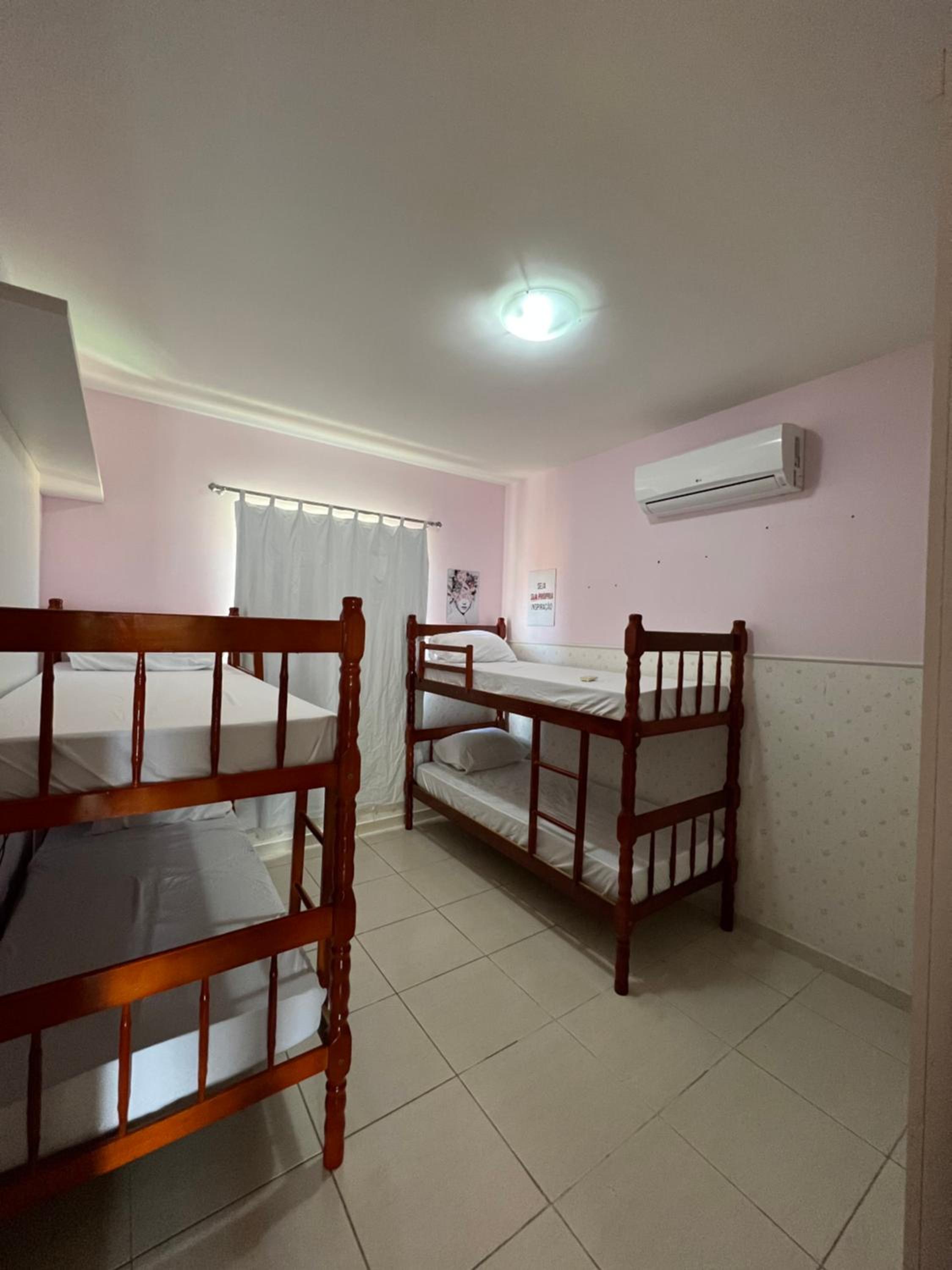 Casa com piscina, churrasqueira e ar condicionado em condomínio