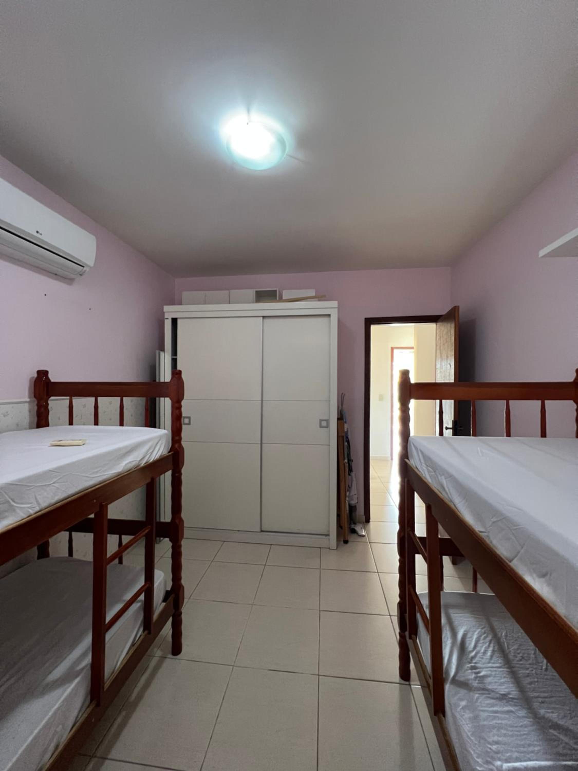 Casa com piscina, churrasqueira e ar condicionado em condomínio