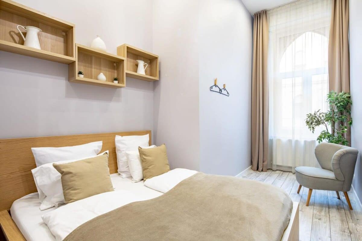 Central - Large and Comfy Apartment view 4