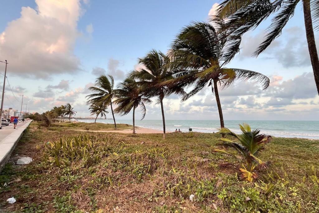 Pé na areia bello mar!