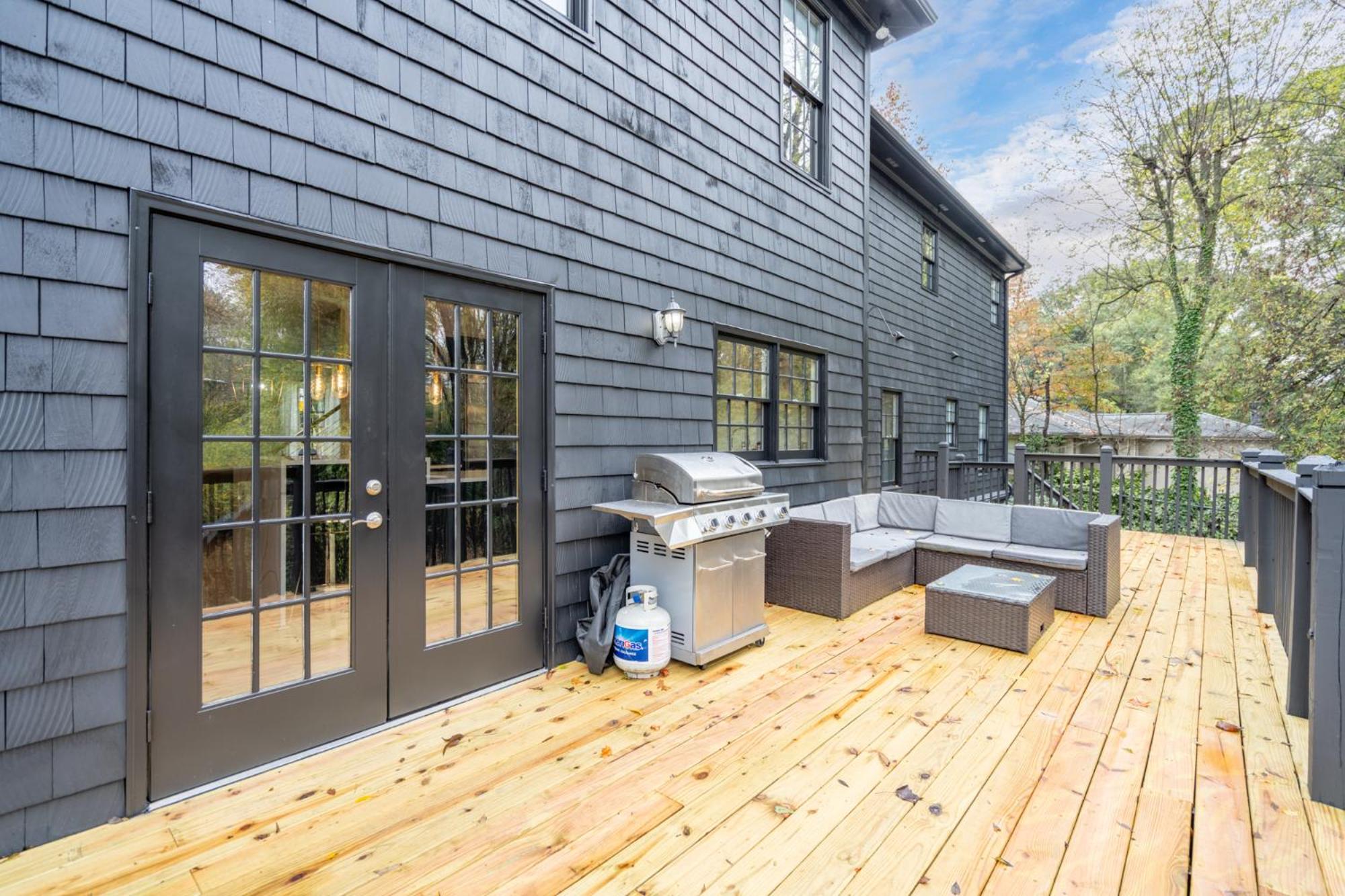 The Black House At Victoria Mill Buckhead view 5
