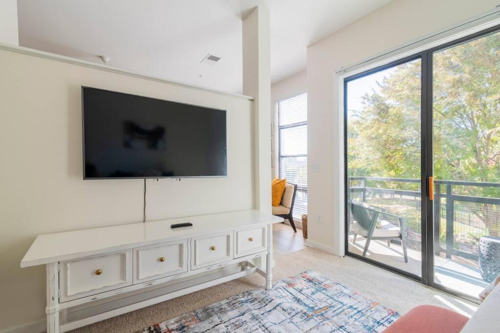 Charlotte Vacations - Luxury Apartment Uptown Wi-Fi Gym Pool 233 - Property Image 31