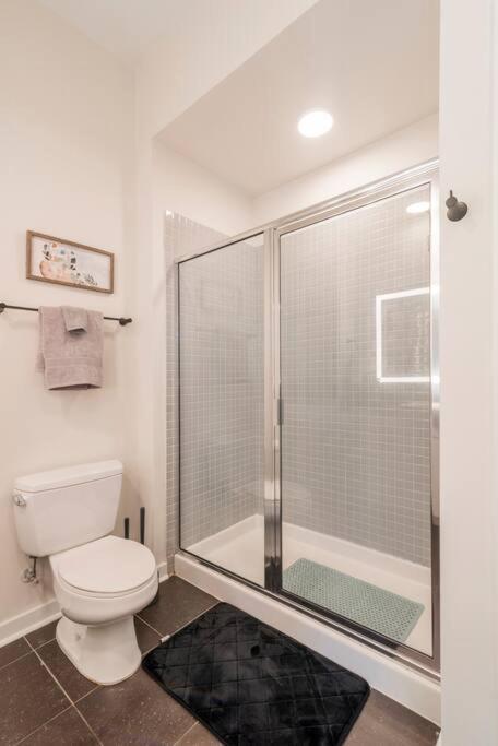 Charlotte Vacations - Luxury Apartment Uptown Wi-Fi Gym Pool 233 - Property Image 28
