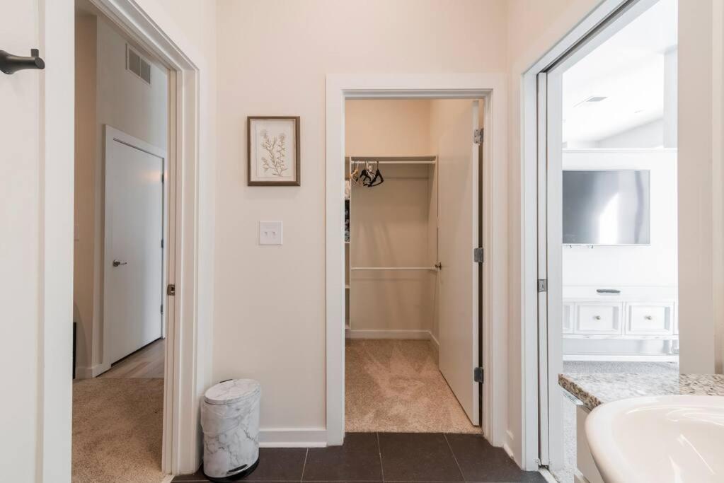 Charlotte Vacations - Luxury Apartment Uptown Wi-Fi Gym Pool 233 - Property Image 24