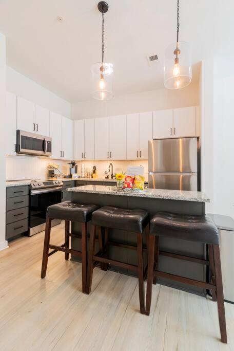 Charlotte Vacations - Luxury Apartment Uptown Wi-Fi Gym Pool 233 - Property Image 22