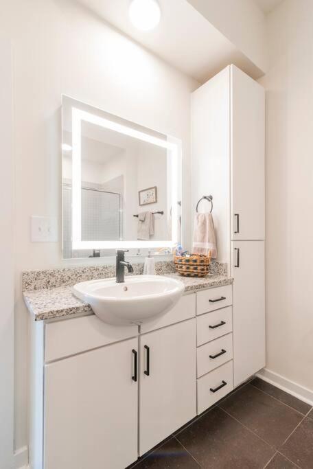 Charlotte Vacations - Luxury Apartment Uptown Wi-Fi Gym Pool 233 - Property Image 20