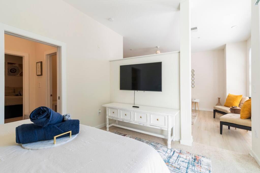 Charlotte Vacations - Luxury Apartment Uptown Wi-Fi Gym Pool 233 - Property Image 12