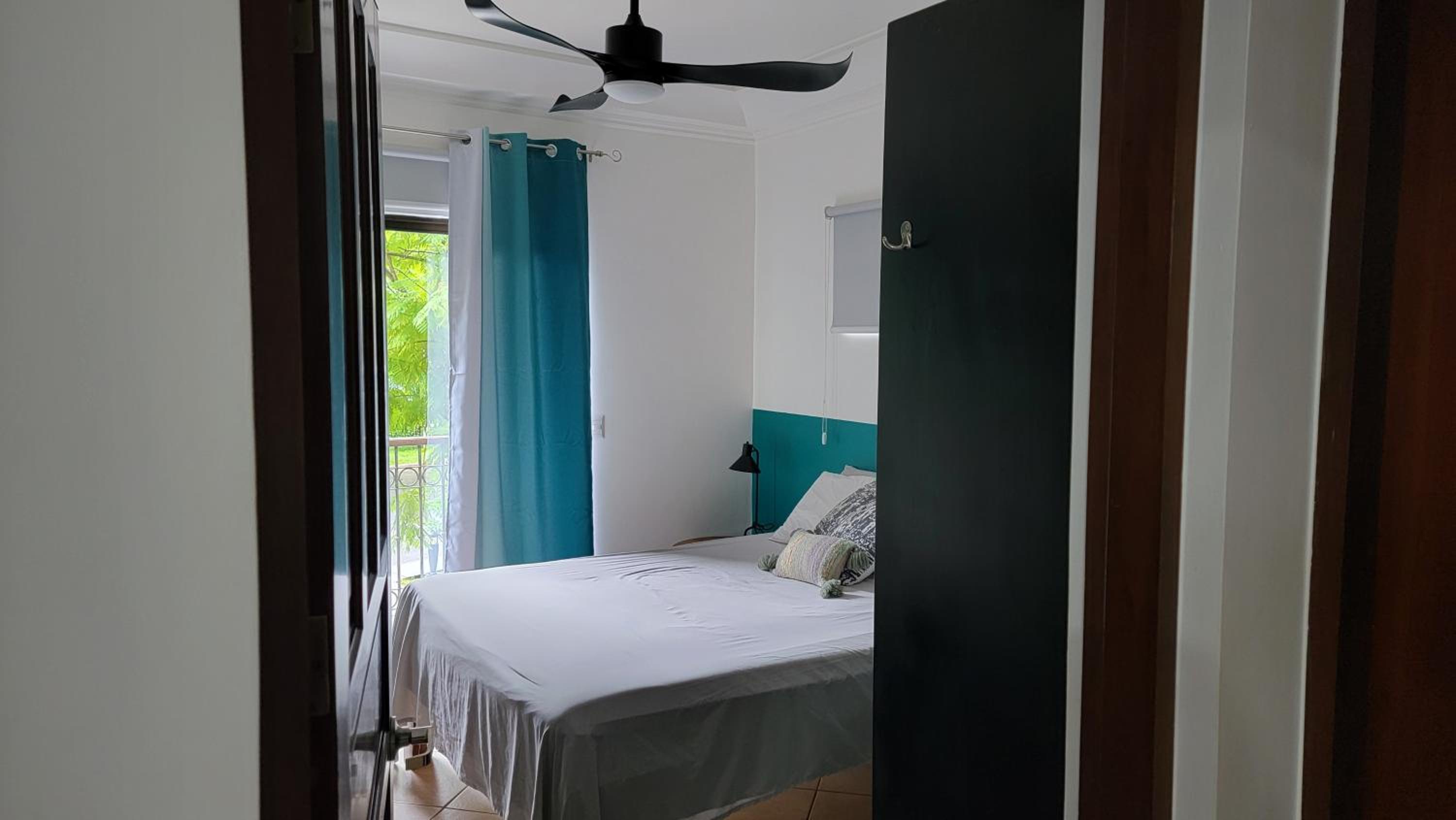 Beautiful newly refurbished 2 bedroom 2 Bathroom 2nd floor condo