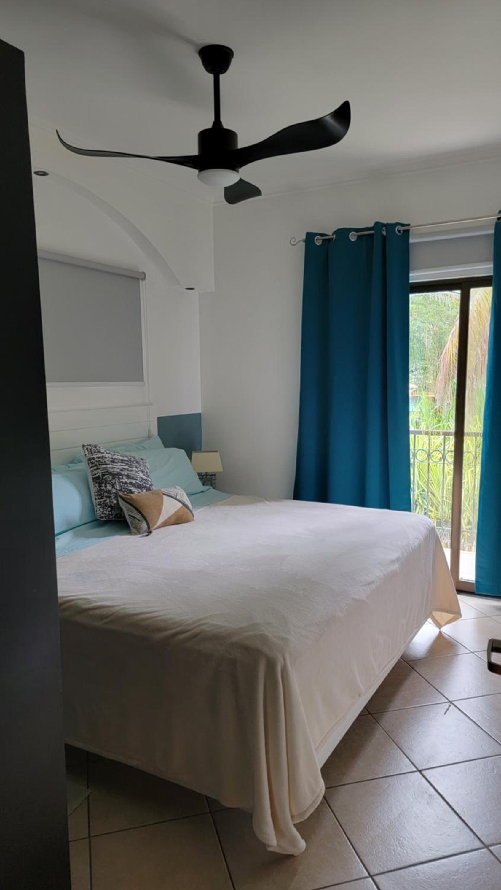 Beautiful newly refurbished 2 bedroom 2 Bathroom 2nd floor condo