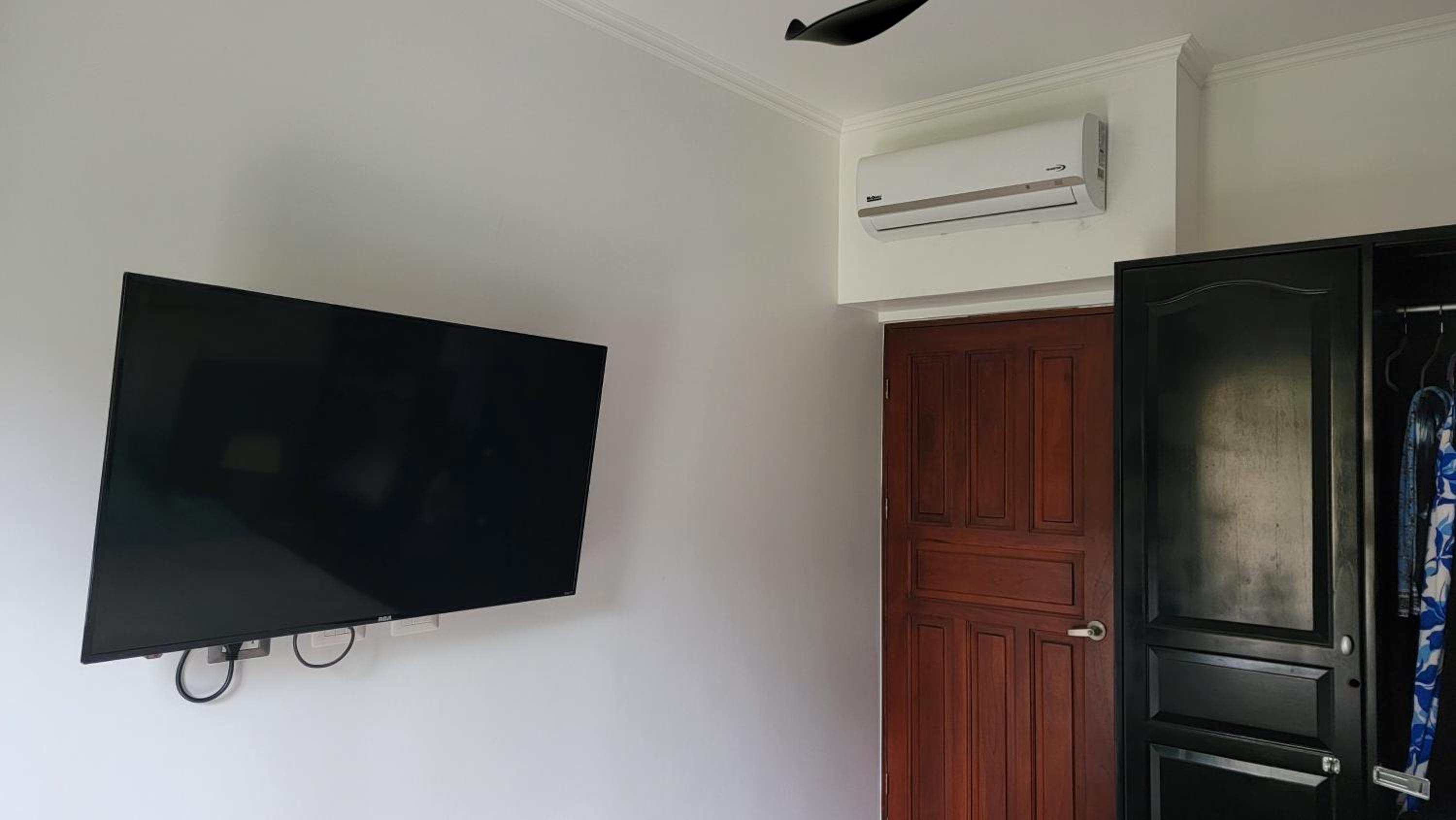 Beautiful newly refurbished 2 bedroom 2 Bathroom 2nd floor condo