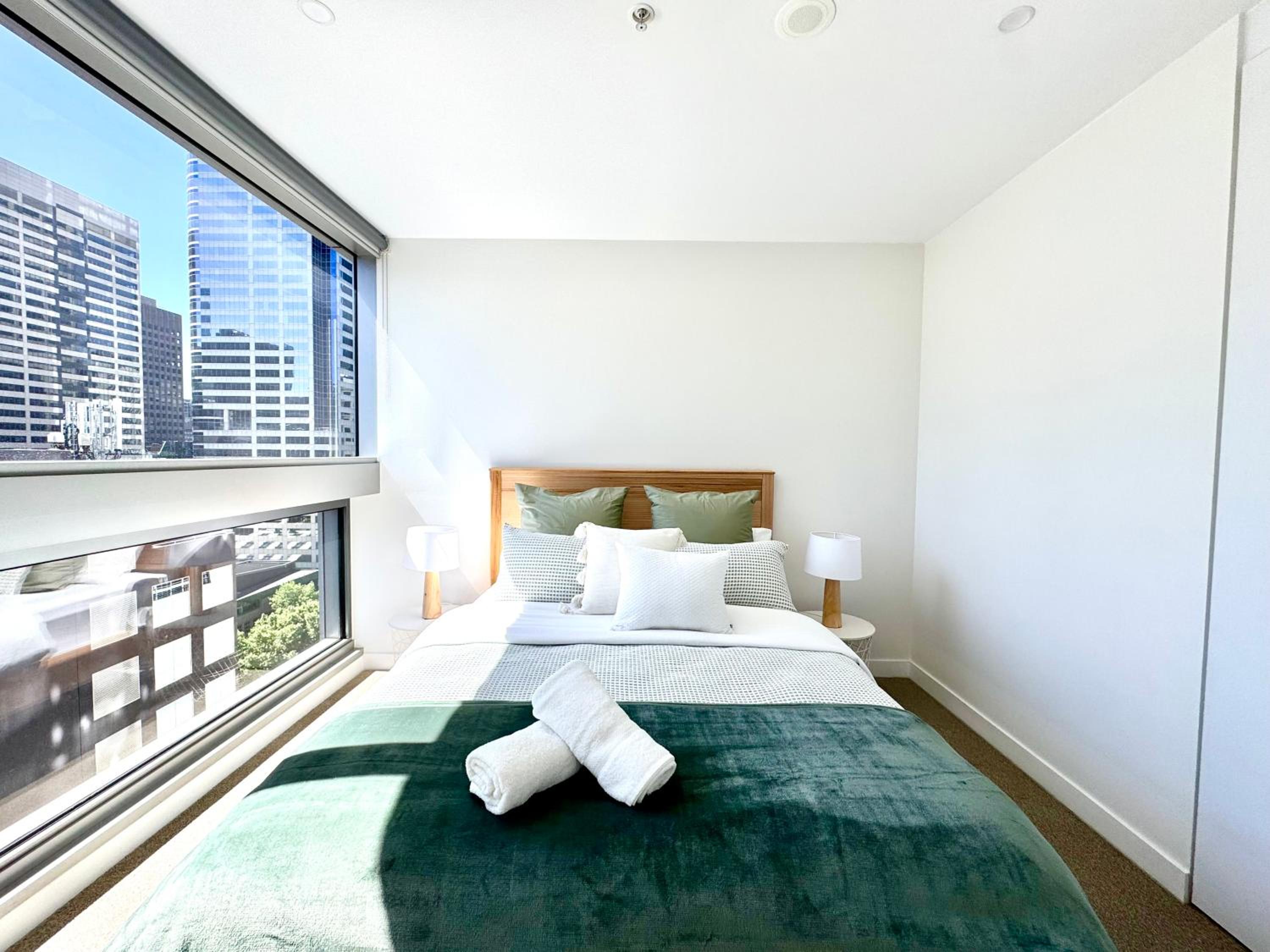 Central City Escape - Skyline Views, Pool & Parking
