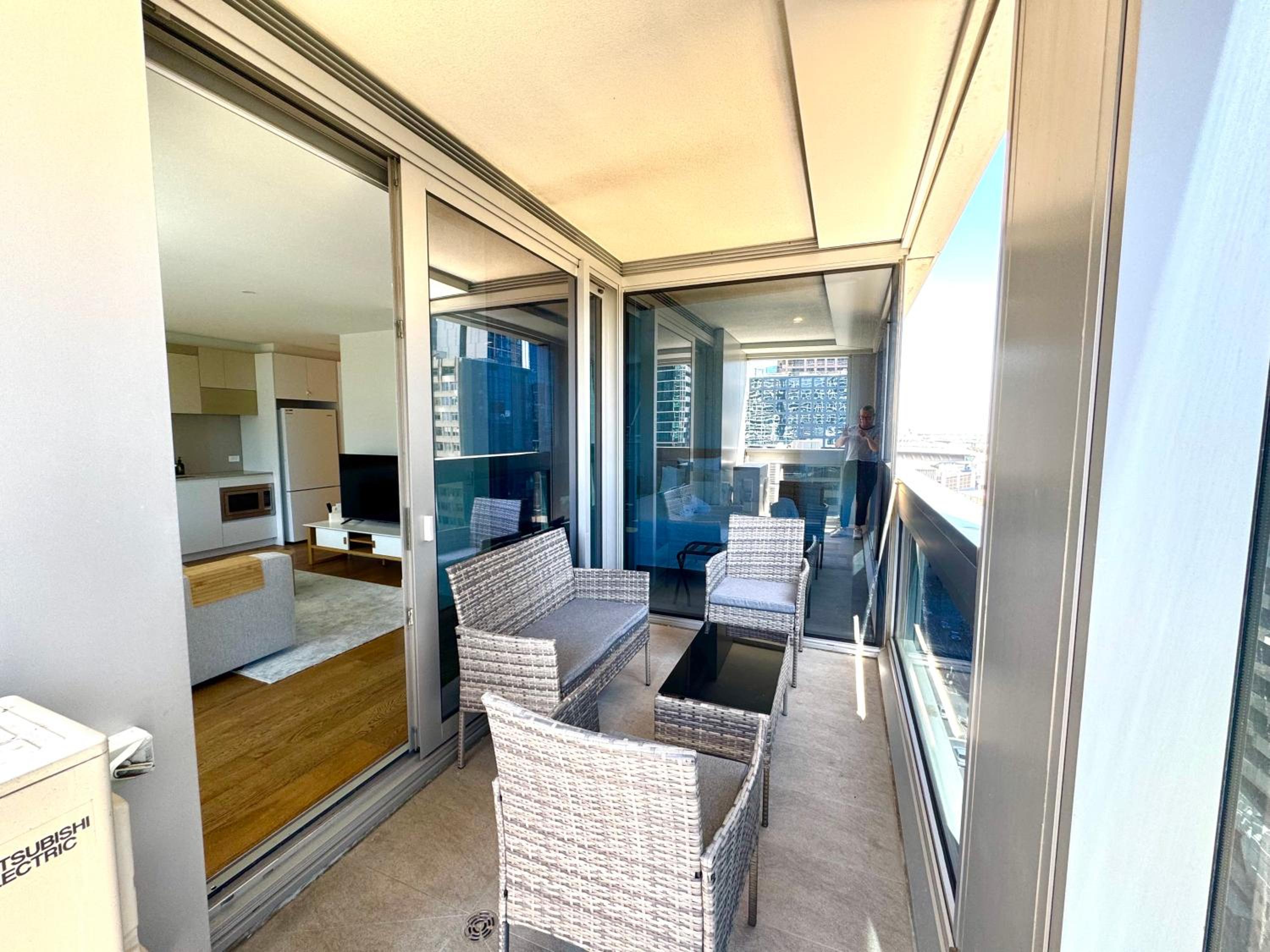 Central City Escape - Skyline Views, Pool & Parking