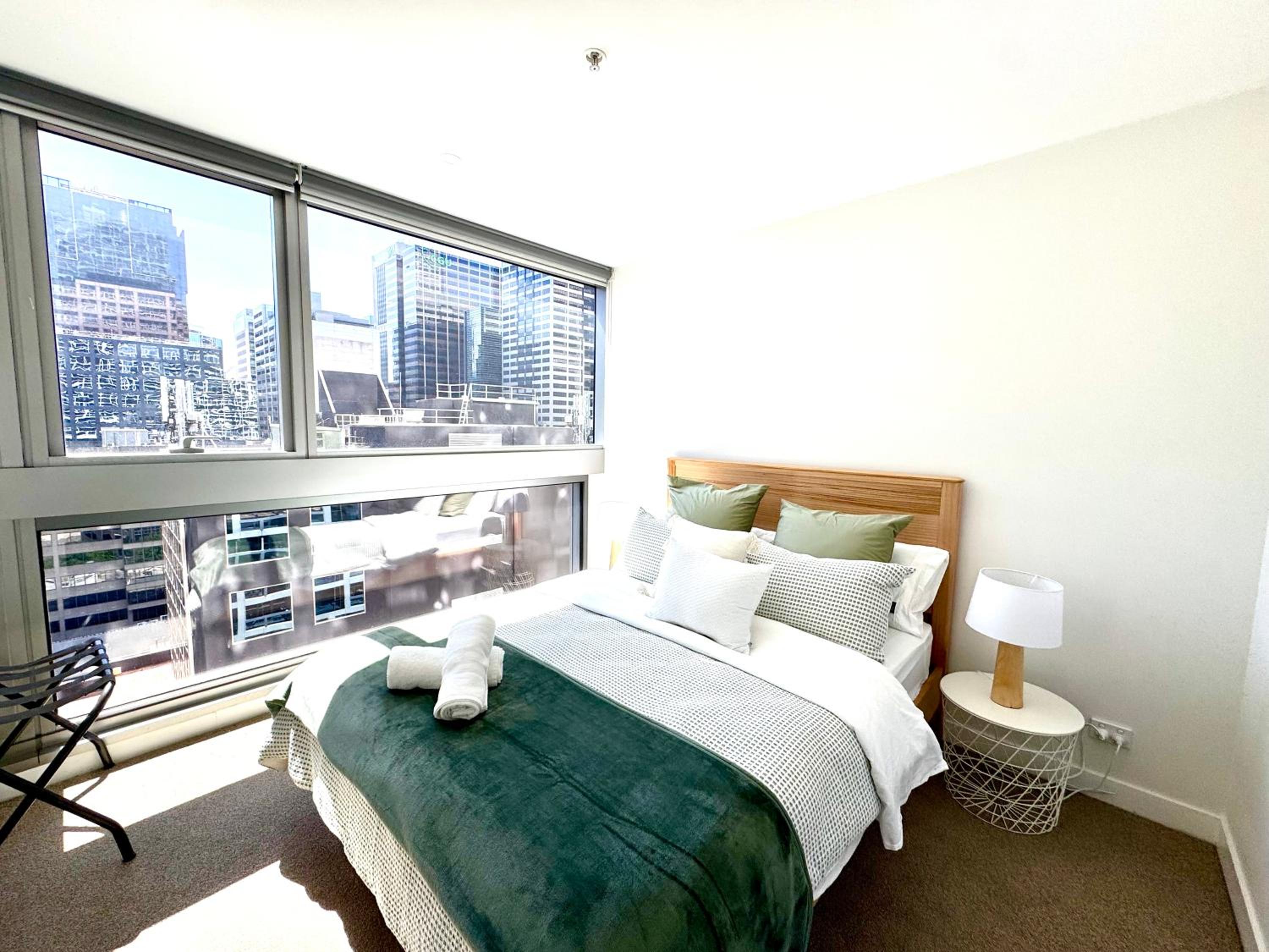 Central City Escape - Skyline Views, Pool & Parking
