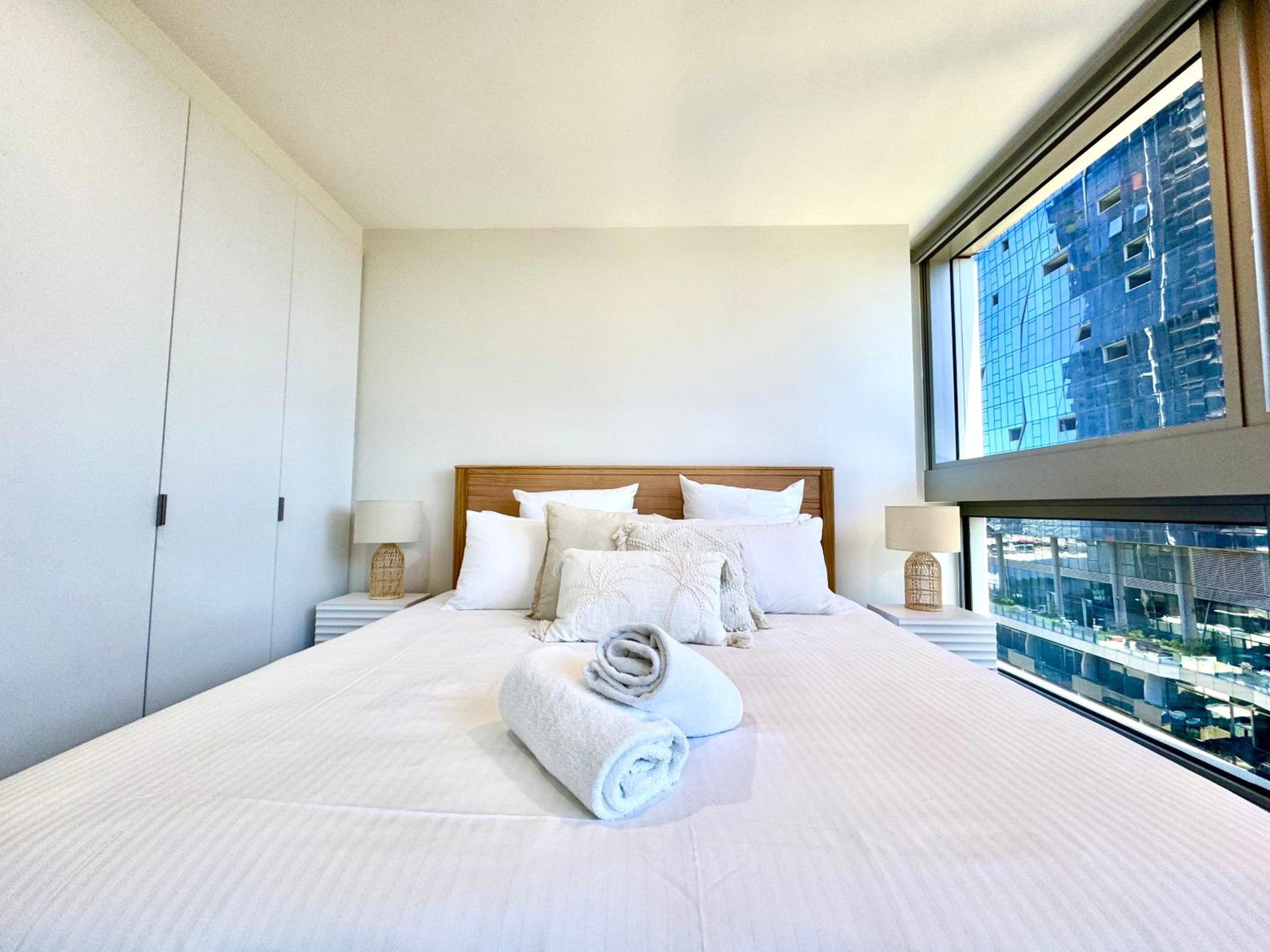 Central City Escape - Skyline Views, Pool & Parking
