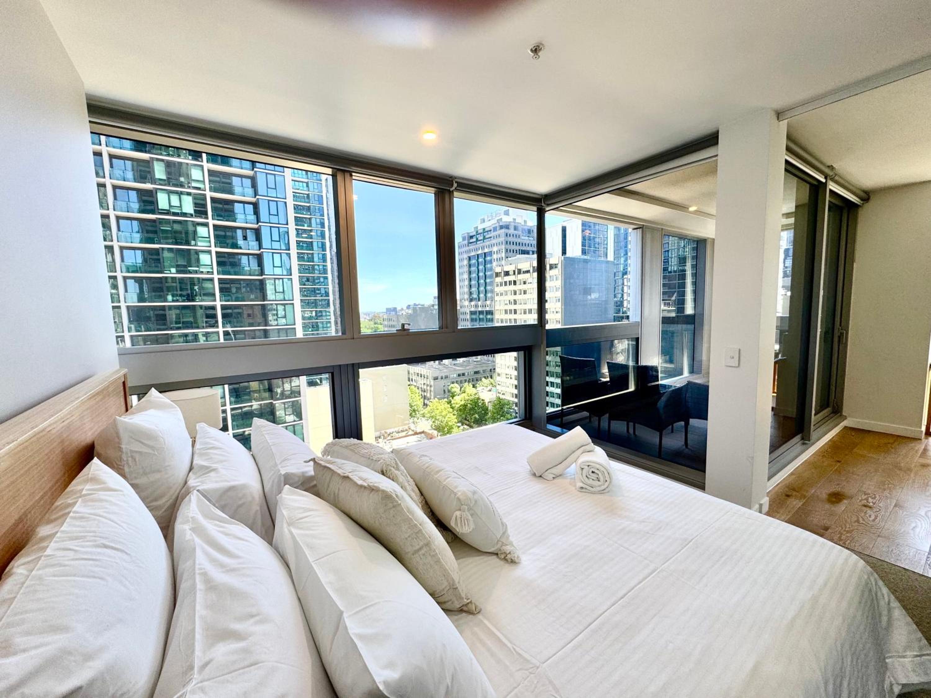 Central City Escape - Skyline Views, Pool & Parking
