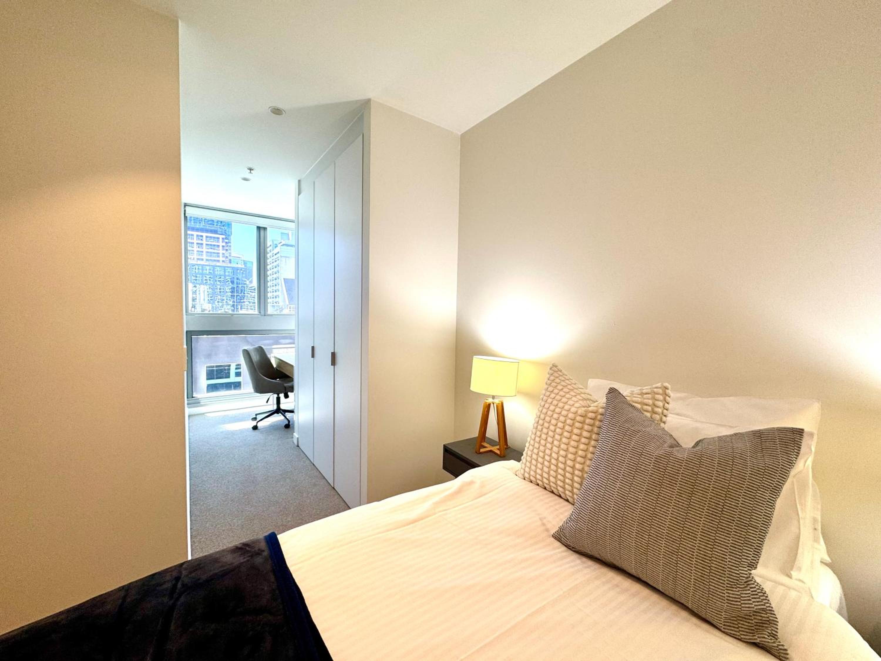 Central City Escape - Skyline Views, Pool & Parking