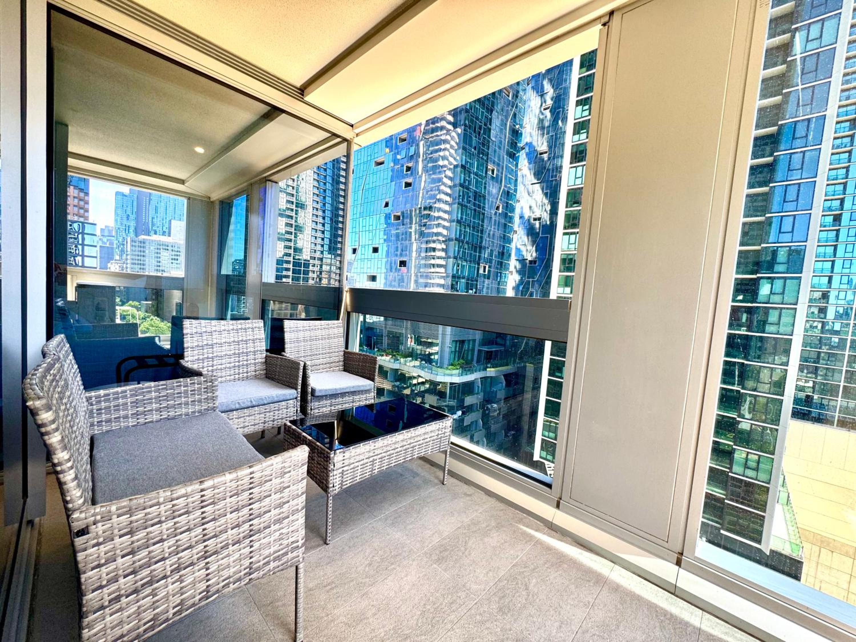 Central City Escape - Skyline Views, Pool & Parking